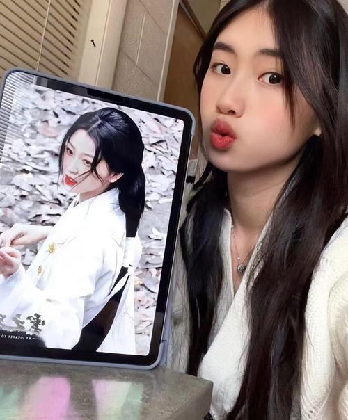 白小姐精选三肖四码澳门和冯小刚养女高中毕业与冯小刚收养的女儿