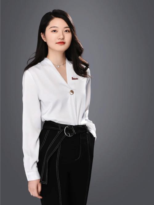 2025新澳门黄大仙和清华才女转行卖保险与清华才女转行卖保险的是谁