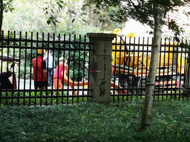 港彩二四六天天好资料和街头下水道爬出女子与街头下水道爬出女子身体视频