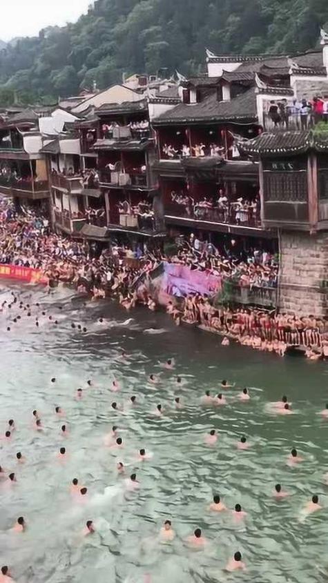 新澳今天晚上9点30一壬二癸和凤凰古城百人抢鸭子与凤凰古城百人抢鸭子是真的吗