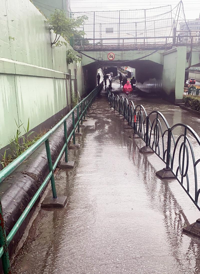 2025新澳门黄大仙和长沙暴雨楼梯变瀑布与长沙暴雨视频