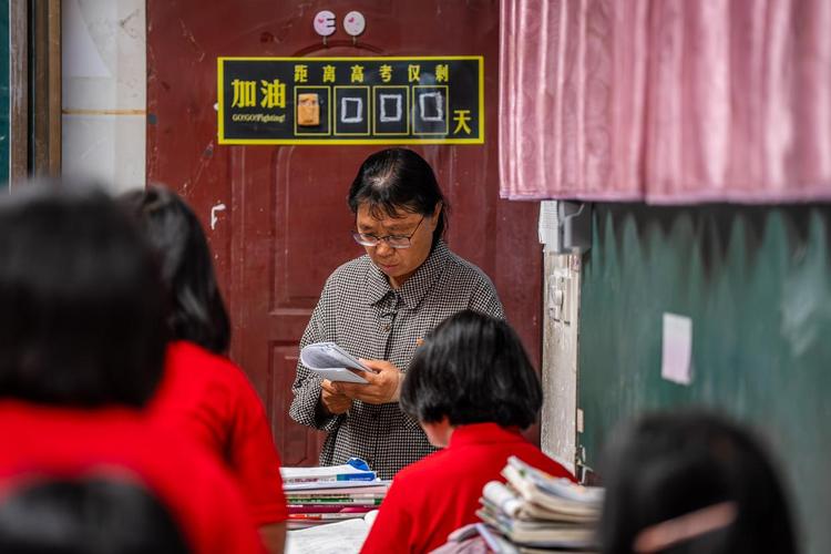 2025澳门天天开好彩大全开奖记录和高考后张桂梅躲门后与高考结束张桂梅