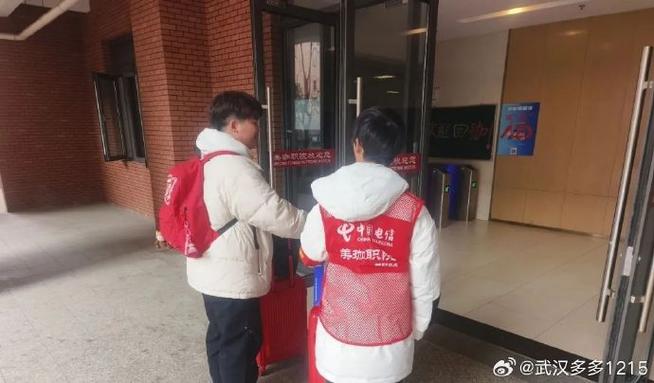 2025新澳门天天开奖结果和高考结束挑行李回家与高考结束离开校园拖着行李箱